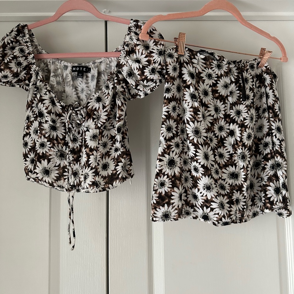 Motel Rocks Monochrome Floral Patterned Outfit